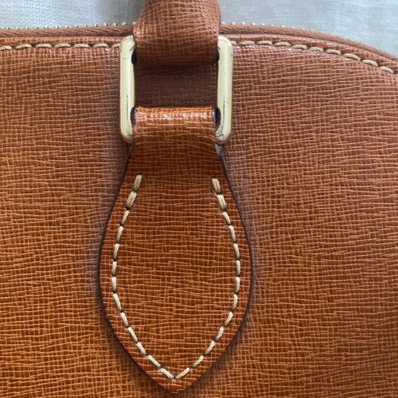 Dooney and Bourke tan leather satchel. - Picture 4 of 16